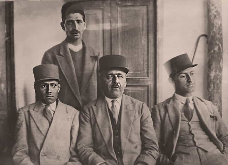 جناب دماوندی (نشسته در وسط) بین همکاران ایشان در اداره دارایی دماوند، سال 1310 خورشیدی