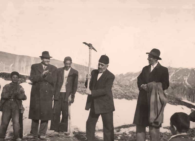جناب دماوندی در حال افتتاح پروژه ساخت نخستین جاده اصلی دماوند، سال 1326 خورشیدی، در سن 75 سالگی